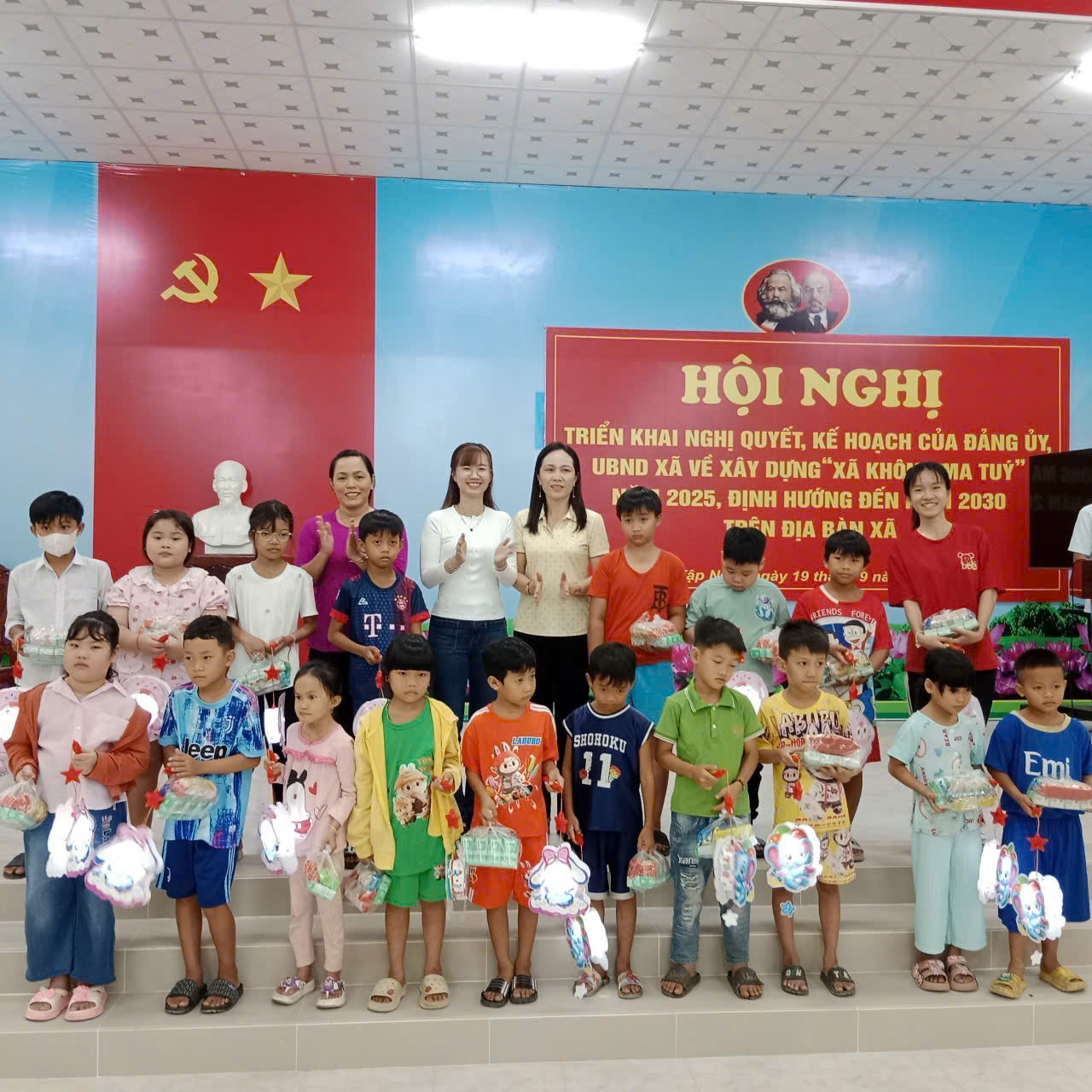 Tập Ngãi: Tặng quà Tết Trung thu cho các em thiếu nhi
