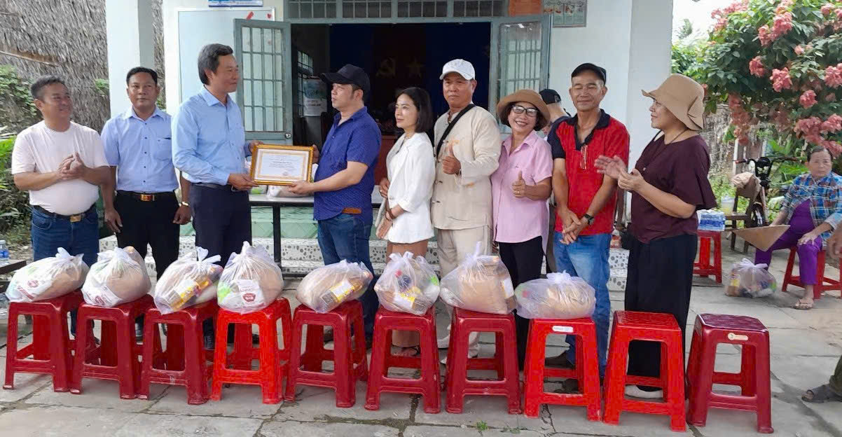Tập Ngãi: Nhóm thiện nguyện Thành phố Hồ Chí Minh tặng quà cho hộ nghèo hộ có hoàn cảnh khó khăn

